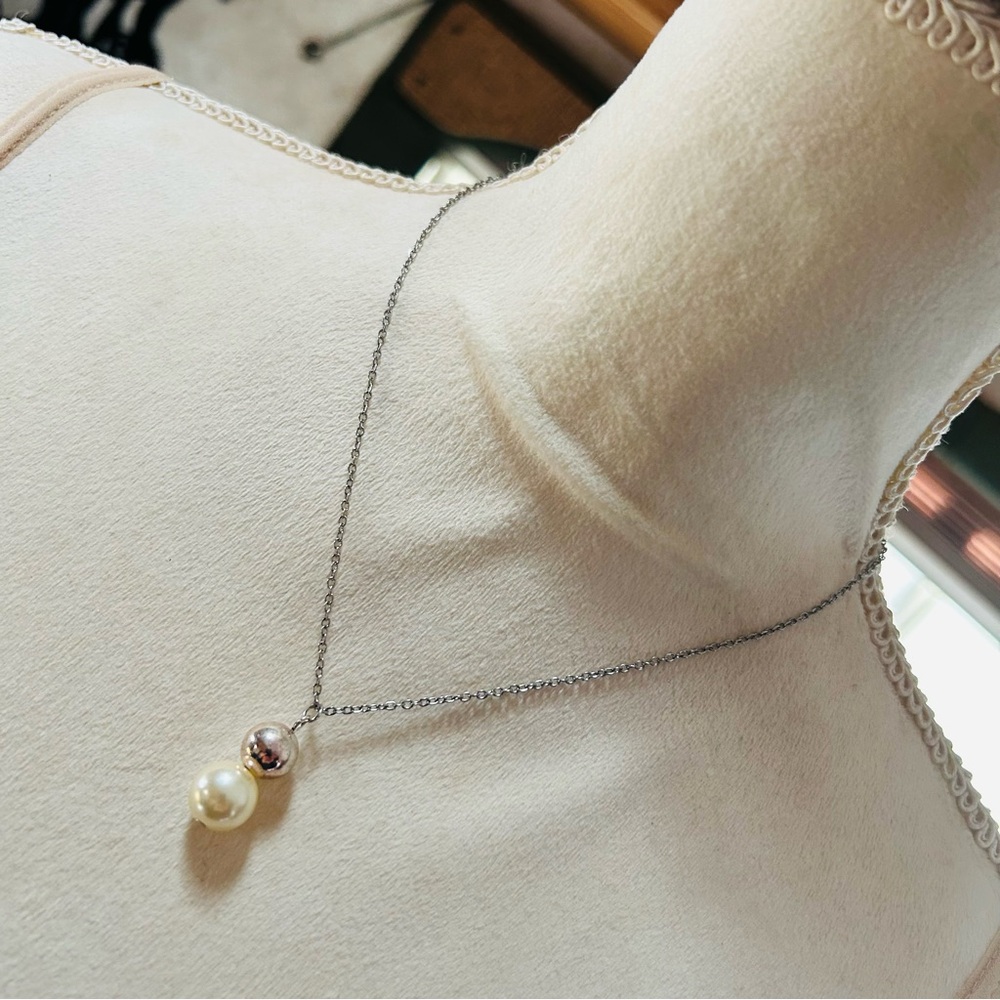 Vintage faux pearl drop pendant on chain necklace